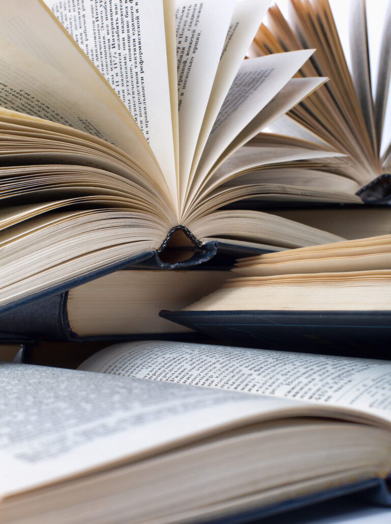 Livres ouverts empilés